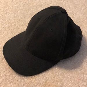 Plain black H&M SnapBack hat
